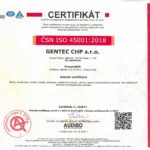 ISO 45001:2018 certifikát pro GENTEC CHP s.r.o. se správními údaji, platností a podpisy, na pozadí grafických prvků.